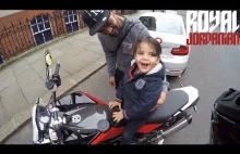 Motocyklista pozwala dzieciakowi usiąść na motocyklu i odpalić silnik.
