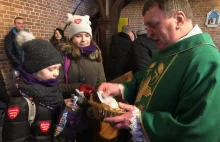 Piękny gest. Ksiądz całą tacę oddał do puszki WOŚP!