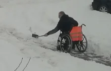 SZOK! Na wózku musiał odśnieżyć sobie drogę do lekarza