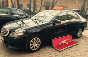 Złoty AK-47 pozostawiony w rosyjskiej taxi