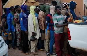 ONZ wraz z UE 'ratują' migrantów zmierzających do Libii i Europy już w Afryce