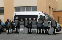 Kalisz: policyjna obstawa wyposażona w sprzęt ZOMO