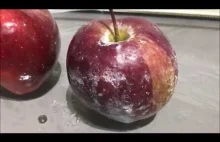 Co się stanie gdy polejesz błyszczące jabłko wrzątkiem