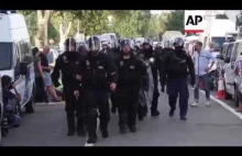 WOW! Węgierska policja rozpędza tłum imigrantów szturmujący granicę z...
