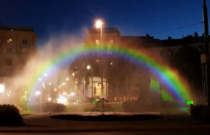 Tęcza wróciła na plac Zbawiciela! Piękna i odporna na podpalenia