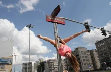 Street pole dance. Dziewczyny tańczą na znakach drogowych [ZDJĘCIA+FILM]