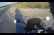 Facet w samochodzie rzuca i trafia motocyklistę butelką.