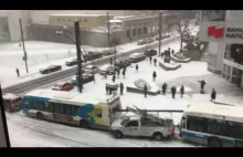 Lód vs Kilka aut, dwa autobusy, policyjny Charger oraz odśnieżarko-posypywarka