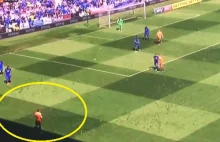 Piłkarz Reading wyznacza nową linię boiska. Sędzia nie reaguje! [VIDEO]