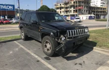 Jeepem staranowała na parkingu sześć samochodów i drzewo