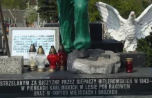Wolbórz: tabliczka smoleńska wmontowana w pomnik pomordowanych przez Niemców