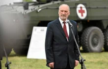 Prawdziwy komandos Macierewicz dostał honorową odznakę GROM (!)