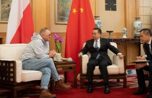 Jerzy Owsiak na spotkaniu z ambasadorem Chin - w bluzie i dżinsach.