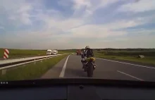Motocyklista chciał chyba pouczyć kogoś jak powinno się jeździć