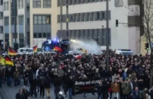 Niemcy - policja pałuje protestujących przeciw islamistom!