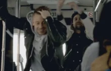 Macklemore i Ryan Lewis grają w nowojorskim autobusie! - video