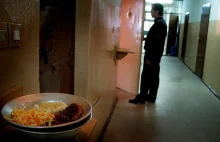 O: wydawanie posiłków więźniom przez okienko w drzwiach celi narusza ich godność