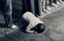 Nie pozwól dziecku pokłonić się do Allaha [ WIDEO