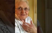 Lyndel Rhodes (92-latka) po raz pierwszy słucha swojej piosenki