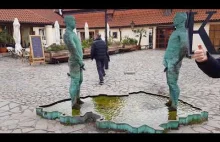 Sikający - rzeźba Davida Černego