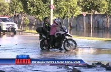 Dwójka ludzi na motocyklu wjeżdża w niepozorną z wyglądu kałużę.