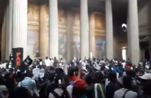 Przerażające! "Czarne kamizelki" okupowały paryski Panteon