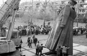 Koniew w Krakowie. Ani miasta nie ocalił, ani na cokole długo nie postał