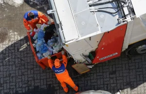 Pierwsza gmina już wstrzymała odbiór śmieci zmieszanych. W jej ślady mogą...