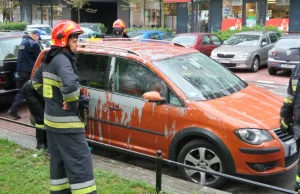 Oblał samochody nieznaną substancją. Mieszkańcy "wiedzą kto, ale nie powiedzą"