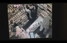Kasjerka polskiego sklepu dźga nożem napastnika.