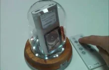 iPod Mini w hermetycznym pojemniku z twardym dyskiem bez obudowy.