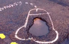 Gość maluje "benisy" wokół dziur w jezdni po to, by szybko zostały naprawione