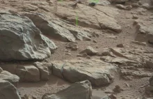 Łazik Curiousity napotkał na Marsie metalowy przedmiot! [eng]