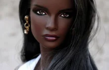 Czarnoskóra modelka Duckie Thot wygląda jak lalka barbie