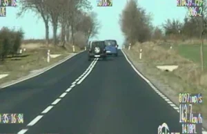 Jechał ponad 140 km/h wąską drogą i wyprzedzał na wzniesieniu (WIDEO)