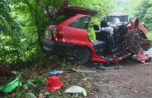 Śmiertelny wypadek w Dobiecinie. Kierowca wypadł z drogi prosto na drzewo.