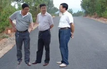 Chińscy urzędnicy w służbie partii z dumą wizytują nowo wybudowaną drogę.