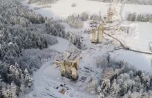 Budowa wiaduktu na Zakopiance w filmie z drona. Zimowa sceneria i wielki sprzęt
