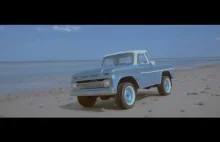 Mój model Chevroleta C-10 na bałtyckiej plaży