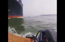 Gdy postanowisz podpłynąć swoim skuterkiem wodnym zbyt blisko kontenerowca...