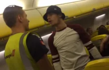Pasażer pacyfikuje pijanego Brytyjczyka robiącego awanturę w samolocie Ryanair