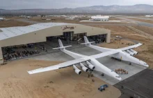 Gigantyczny i bardzo nietypowy samolot Stratolaunch opuścił już hangar