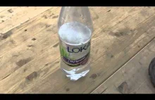 Co robi 16tys koni z butelką wody