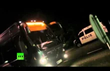 Fiński KKK atakuje busa z muslimami.