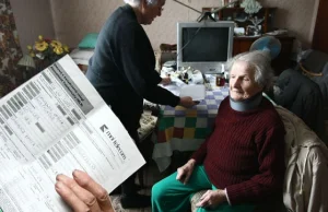 Akwizytorka firmy telekomunikacyjnej wcisnęła umowę 98-letniej staruszce