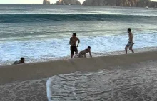 Ogromne fale na plaży w Cabo ze śmiesznym akcentem w tle