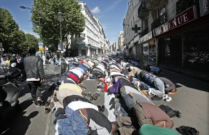 We Francji islamista wjechał autem w przechodniów. Krzyczał Allah Akbar.