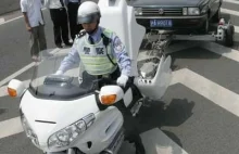Jak chińska policja odholowuje źle zaparkowane samochody?