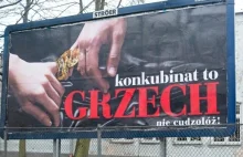 "Tygodnik Powszechny" przeciwny „świeceniu Dekalogiem po oczach”