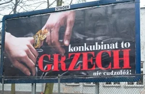 "Tygodnik Powszechny" przeciwny „świeceniu Dekalogiem po oczach”